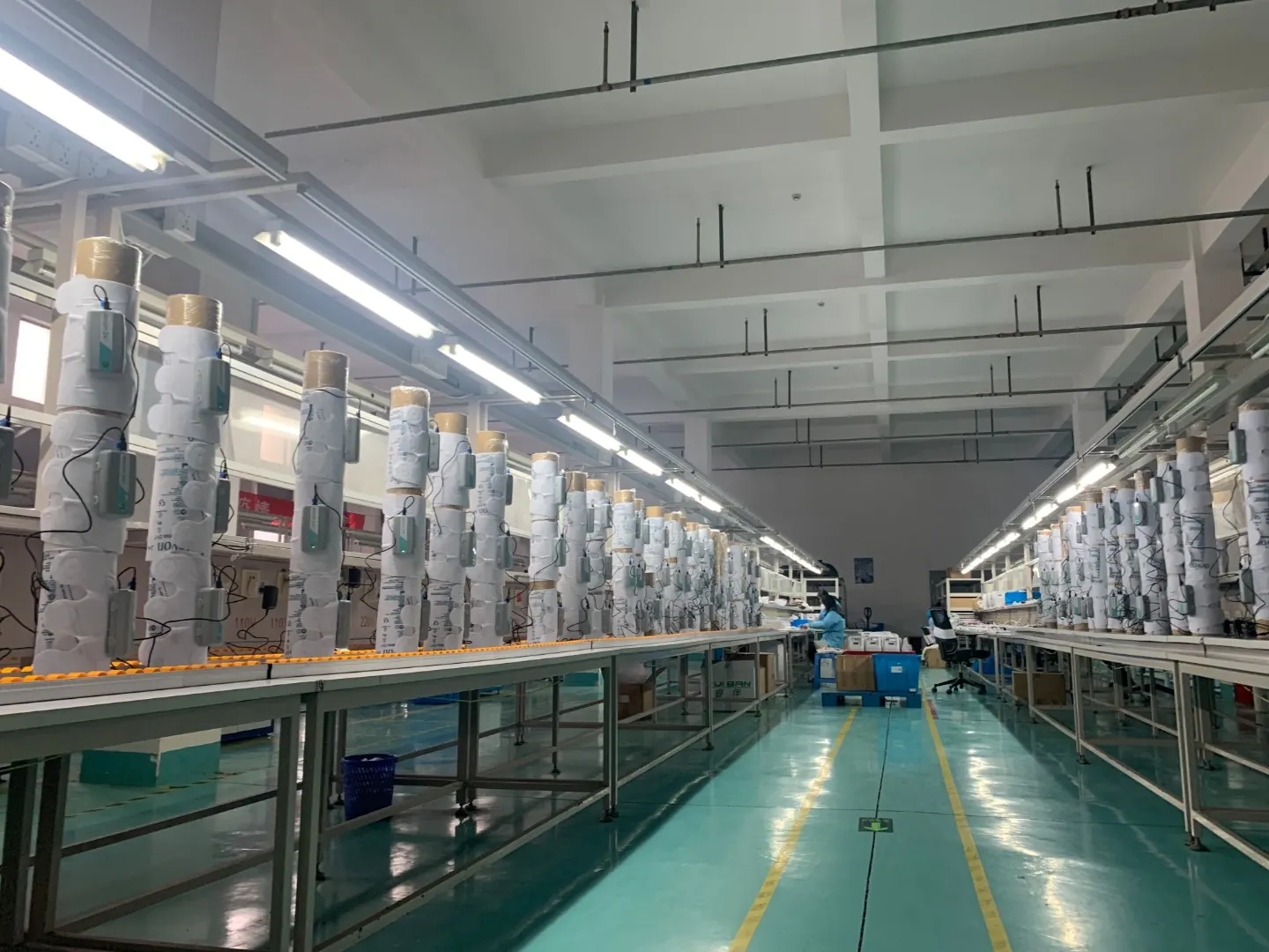 Devon24R production-line assembly and quality-control photo at HuanYu Health